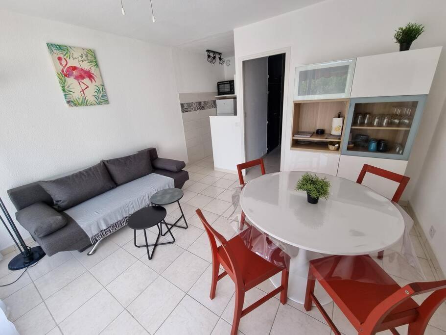 Apartment En Bord De Mer, Avec Grande Terrasse Et Climatisation *