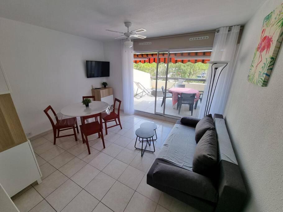Apartment En Bord De Mer, Avec Grande Terrasse Et Climatisation